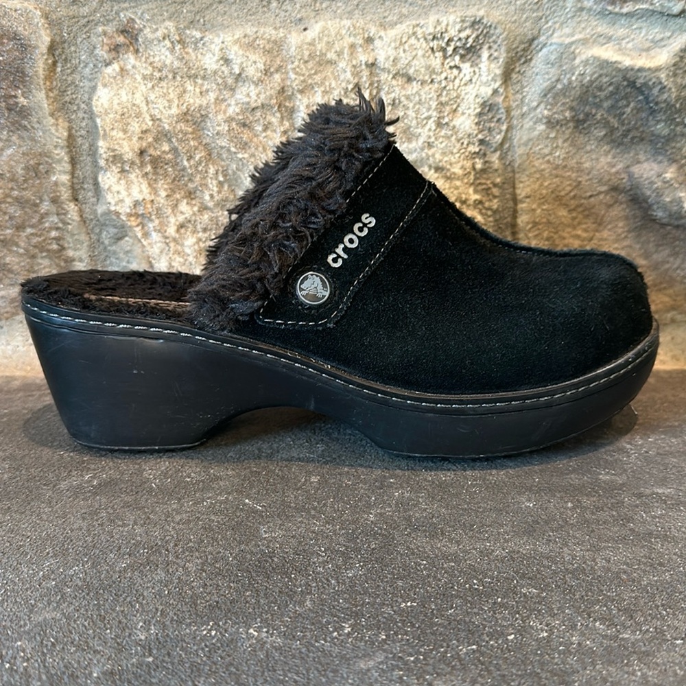 Suede Black Crocs 8 Mules Clogs with 2” heel and soft faux fur inside